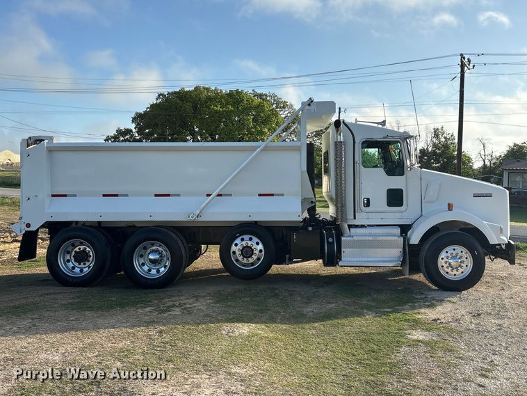 image for item EU0476 2012 Kenworth T800 dump truck