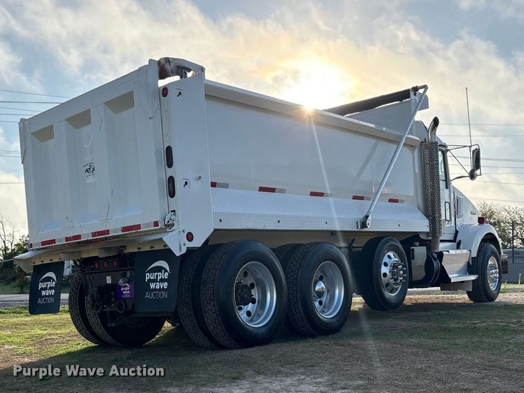 image for item EU0476 2012 Kenworth T800 dump truck