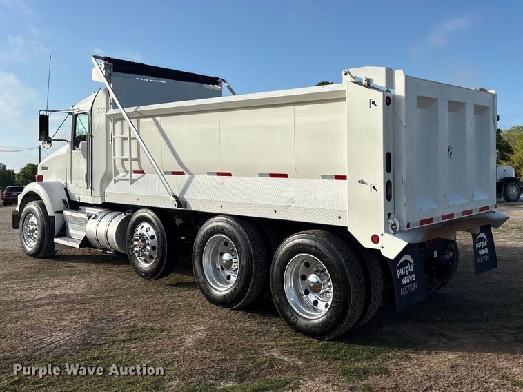 image for item EU0476 2012 Kenworth T800 dump truck