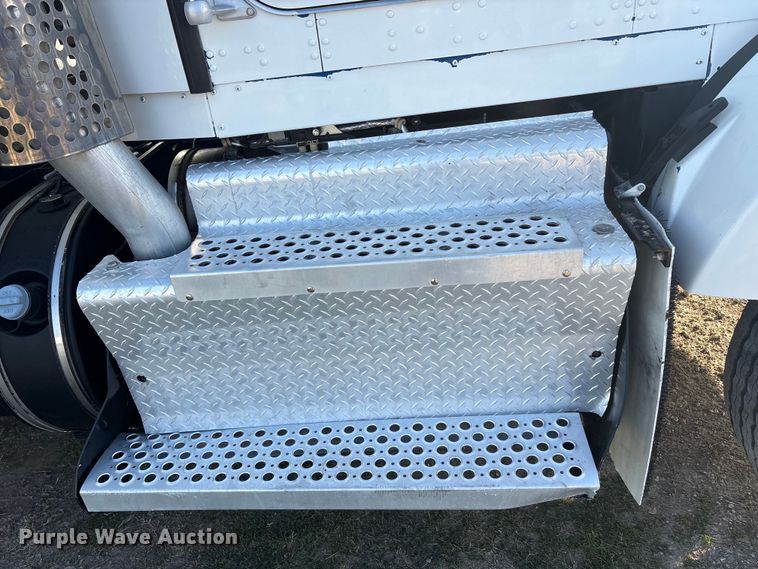 image for item EU0476 2012 Kenworth T800 dump truck