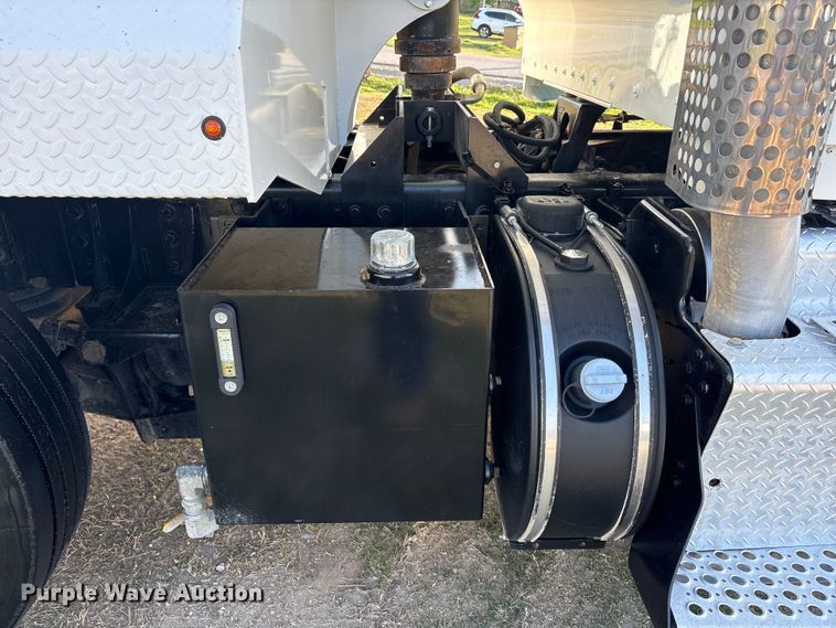 image for item EU0476 2012 Kenworth T800 dump truck