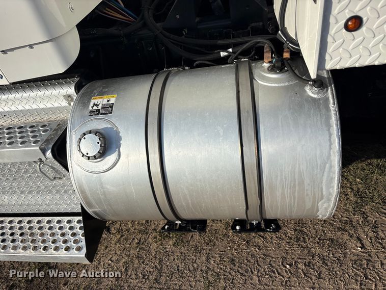 image for item EU0476 2012 Kenworth T800 dump truck