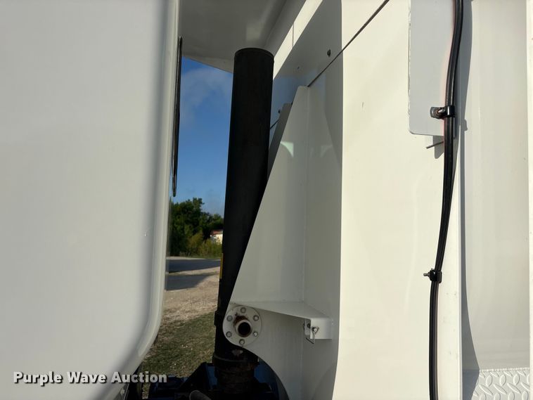 image for item EU0476 2012 Kenworth T800 dump truck