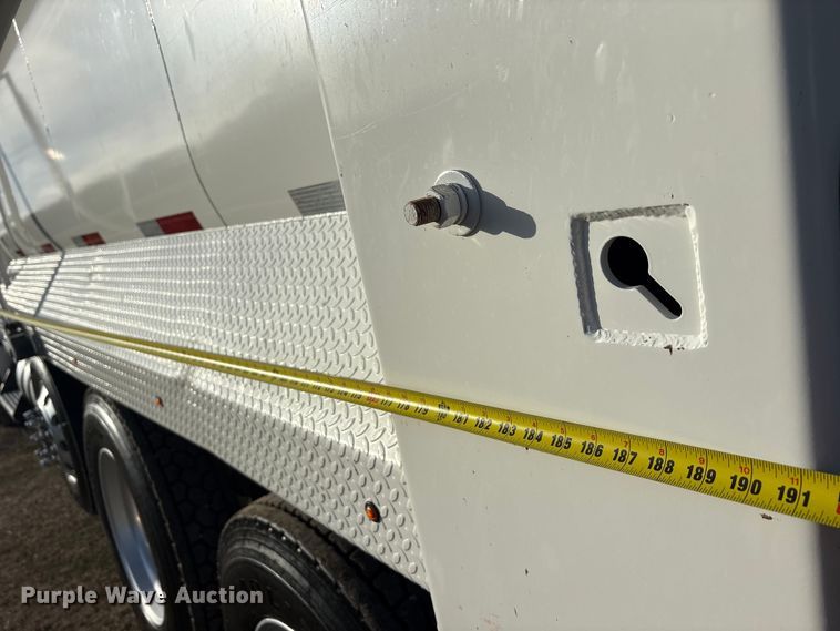 image for item EU0476 2012 Kenworth T800 dump truck