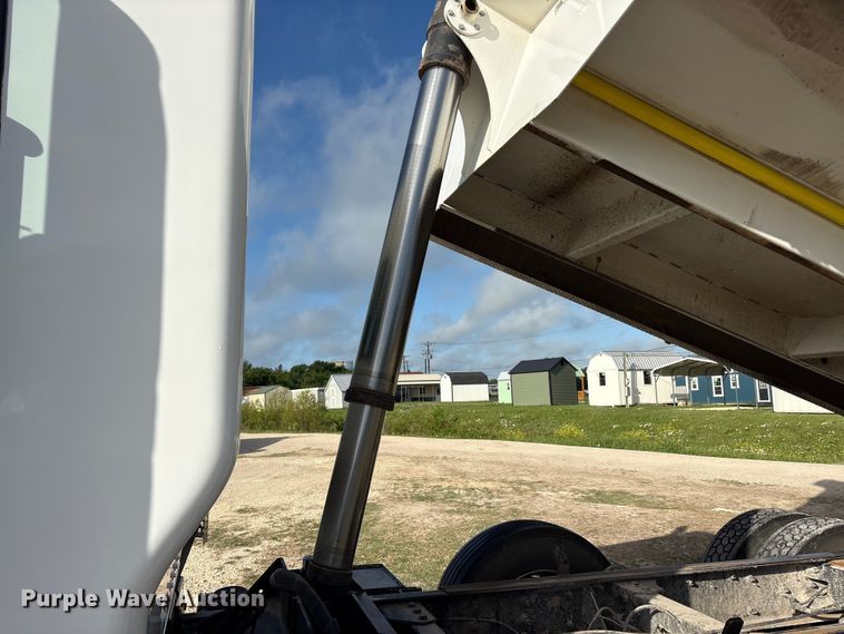 image for item EU0476 2012 Kenworth T800 dump truck