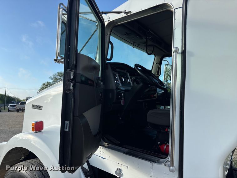 image for item EU0476 2012 Kenworth T800 dump truck