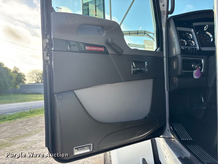 image for item EU0476 2012 Kenworth T800 dump truck