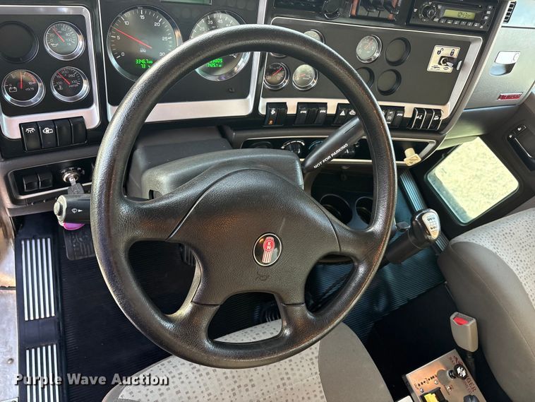 image for item EU0476 2012 Kenworth T800 dump truck