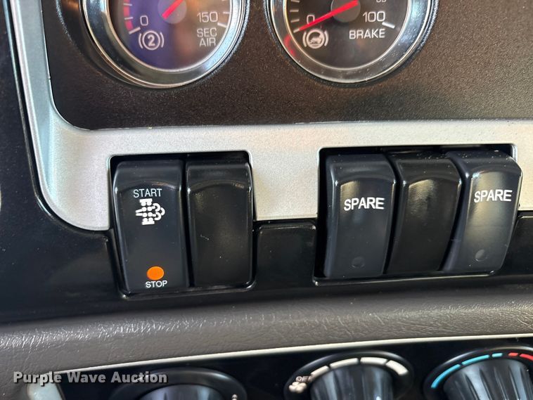 image for item EU0476 2012 Kenworth T800 dump truck