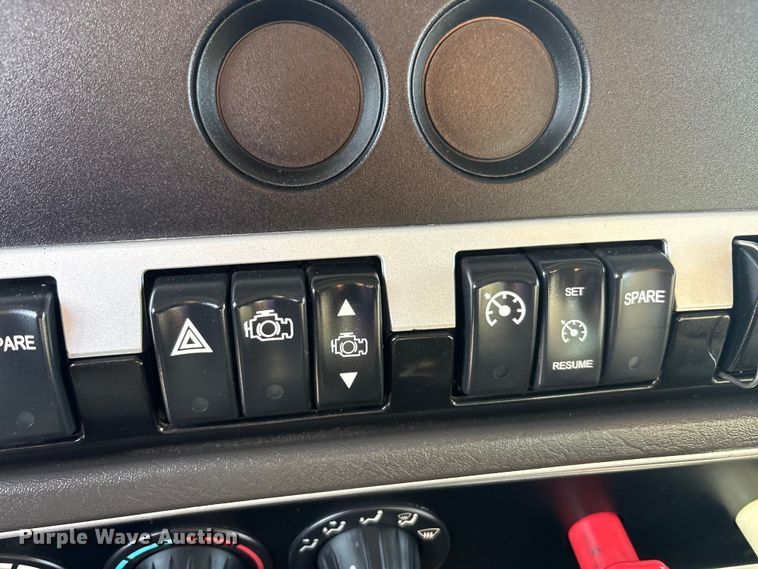 image for item EU0476 2012 Kenworth T800 dump truck