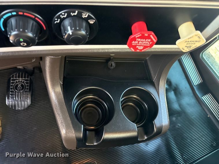 image for item EU0476 2012 Kenworth T800 dump truck