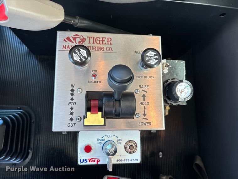 image for item EU0476 2012 Kenworth T800 dump truck