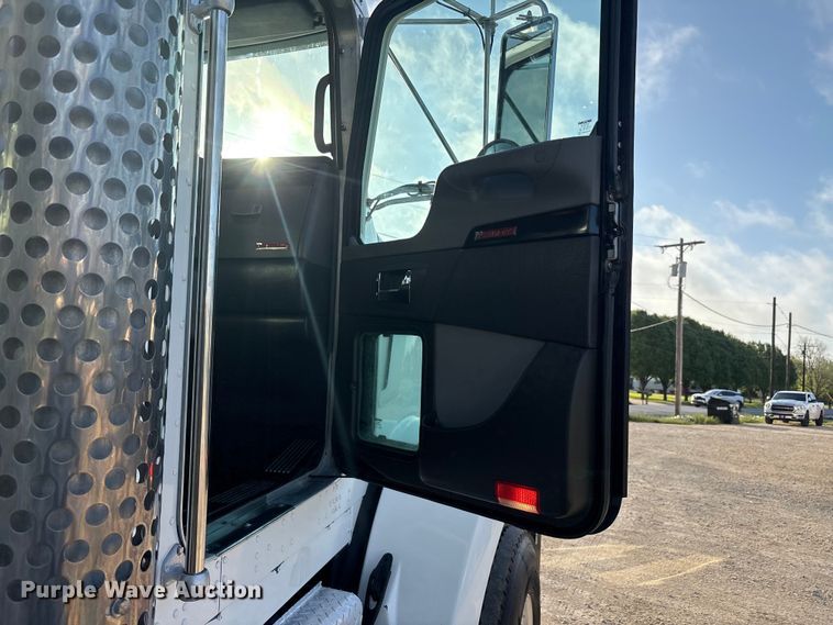 image for item EU0476 2012 Kenworth T800 dump truck