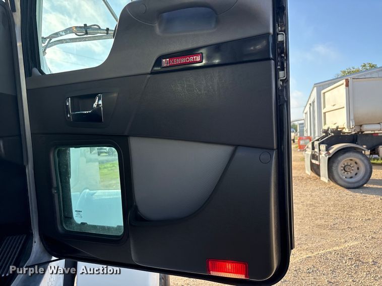 image for item EU0476 2012 Kenworth T800 dump truck