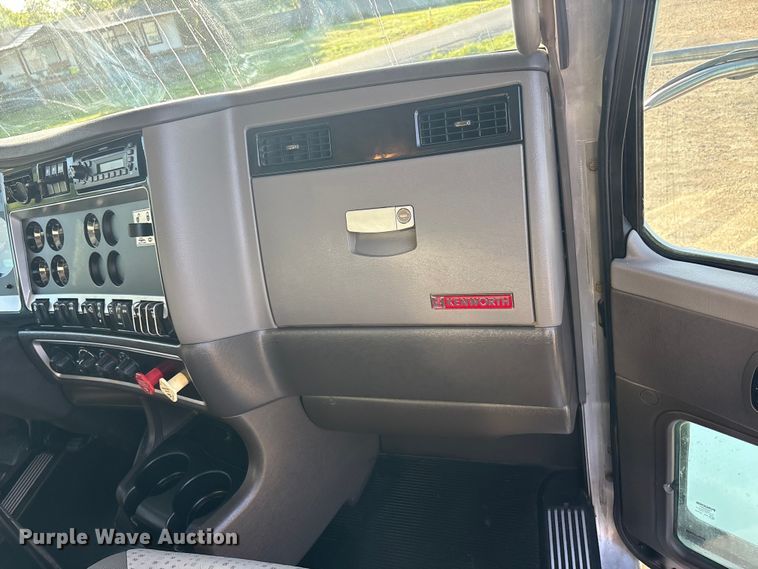 image for item EU0476 2012 Kenworth T800 dump truck