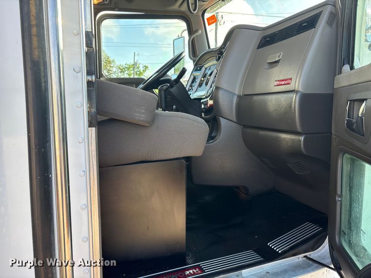 image for item EU0476 2012 Kenworth T800 dump truck