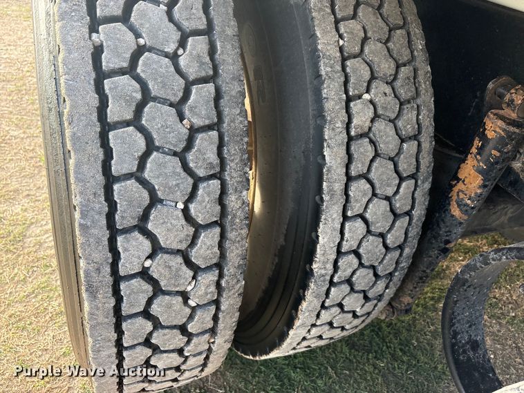 image for item EU0476 2012 Kenworth T800 dump truck