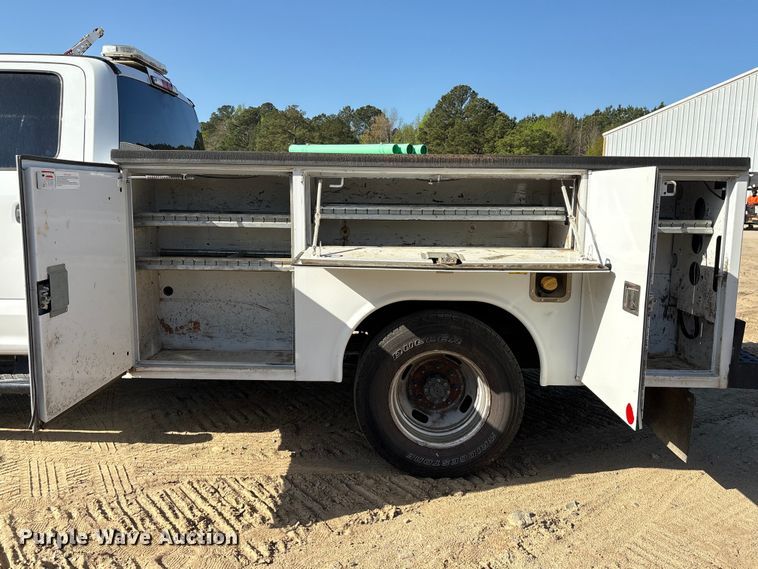 image for item EU0508 2019 Ford F350 Super Duty XL Crew Cab utility bed pickup truck