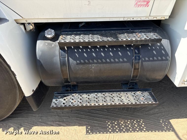 image for item EU0509 2005 International 4300 utility / service truck