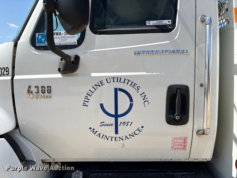 image for item EU0509 2005 International 4300 utility / service truck