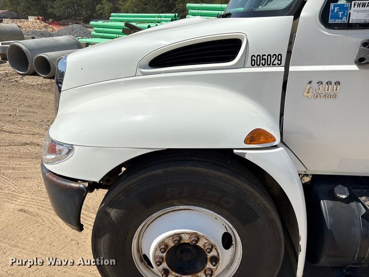 image for item EU0509 2005 International 4300 utility / service truck