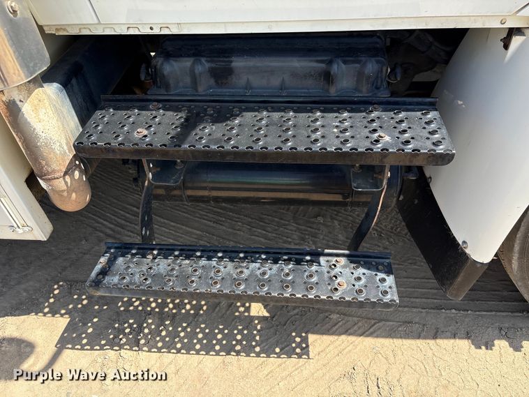 image for item EU0509 2005 International 4300 utility / service truck