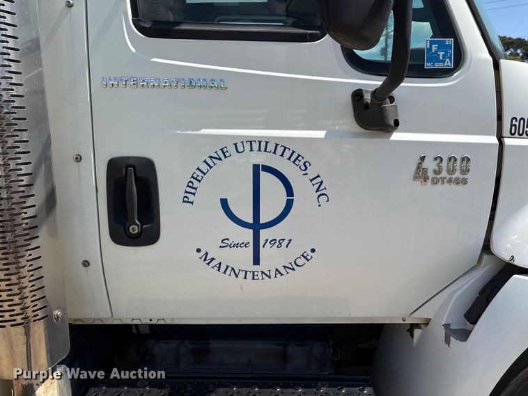 image for item EU0509 2005 International 4300 utility / service truck