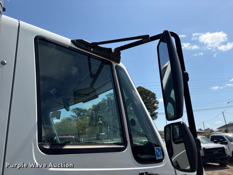 image for item EU0509 2005 International 4300 utility / service truck