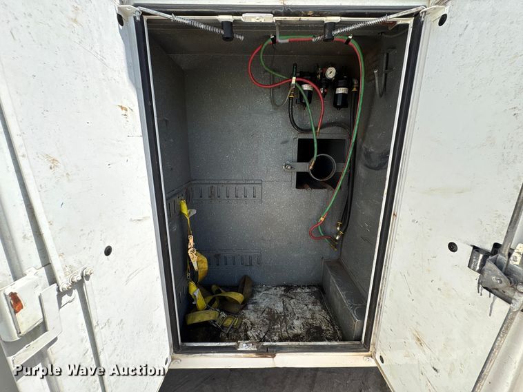 image for item EU0509 2005 International 4300 utility / service truck