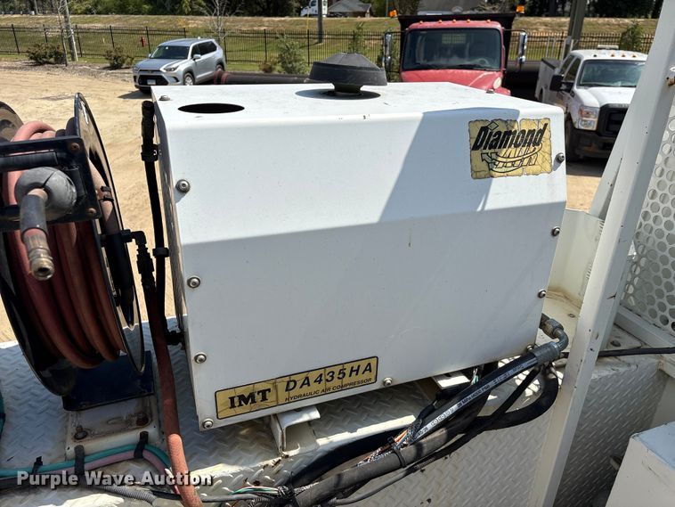 image for item EU0509 2005 International 4300 utility / service truck