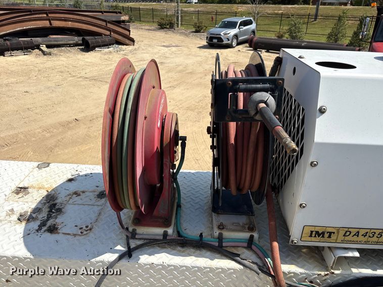 image for item EU0509 2005 International 4300 utility / service truck