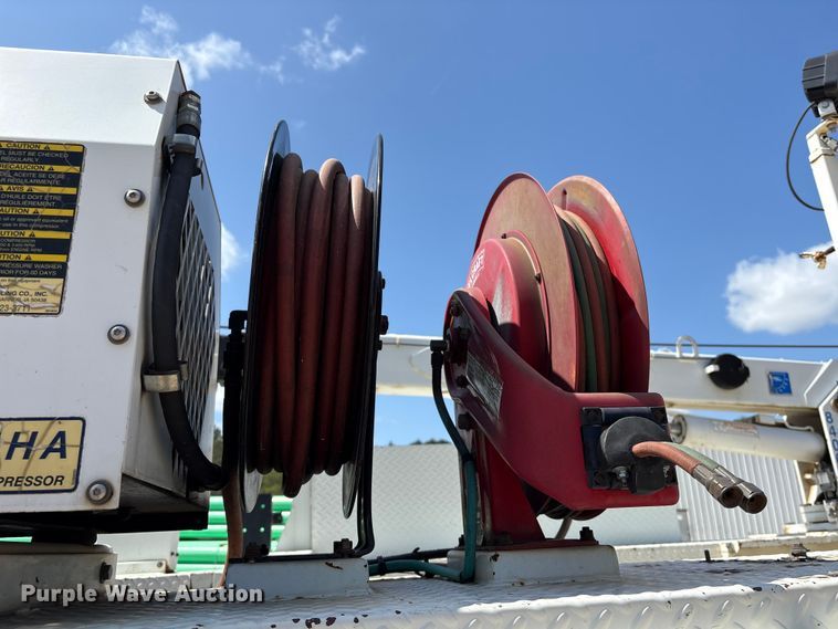 image for item EU0509 2005 International 4300 utility / service truck