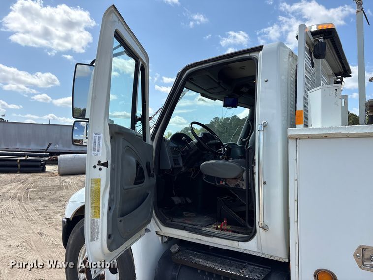 image for item EU0509 2005 International 4300 utility / service truck