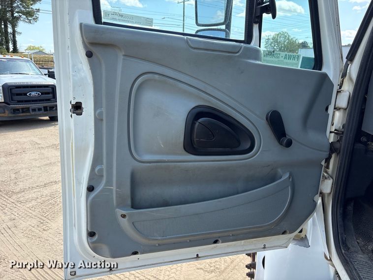 image for item EU0509 2005 International 4300 utility / service truck