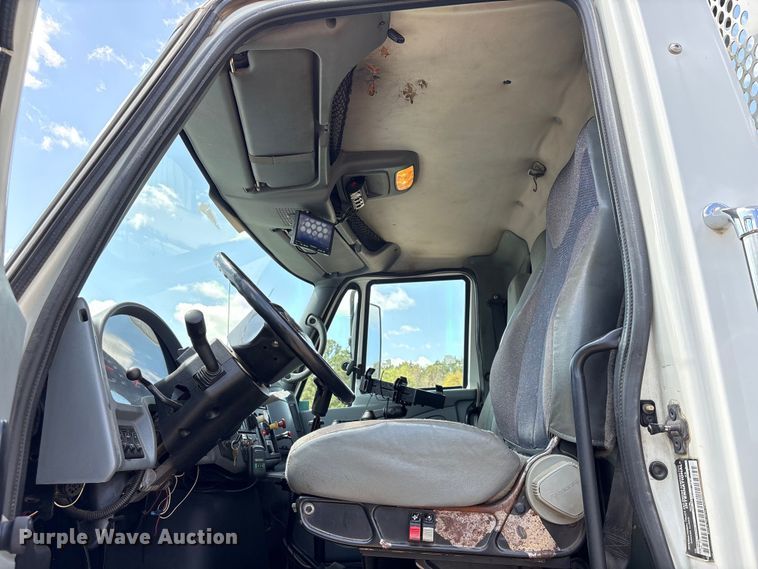 image for item EU0509 2005 International 4300 utility / service truck