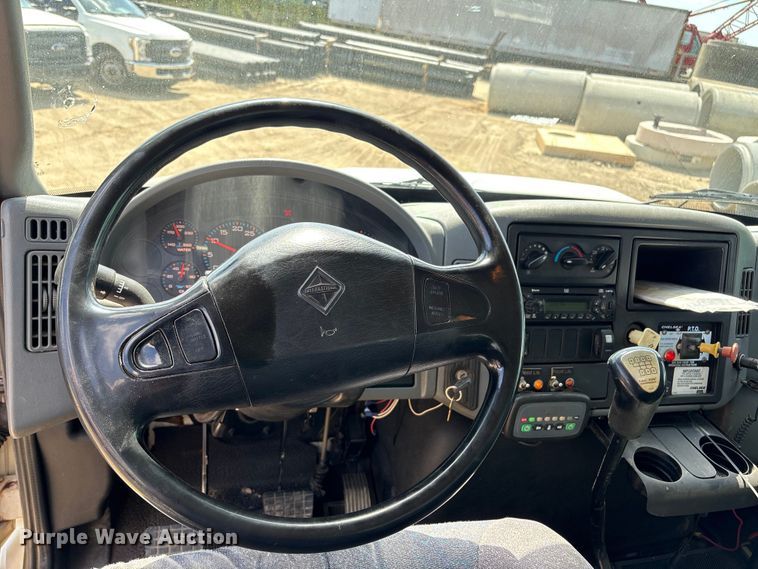 image for item EU0509 2005 International 4300 utility / service truck