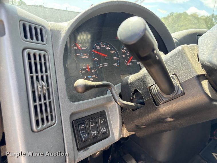 image for item EU0509 2005 International 4300 utility / service truck