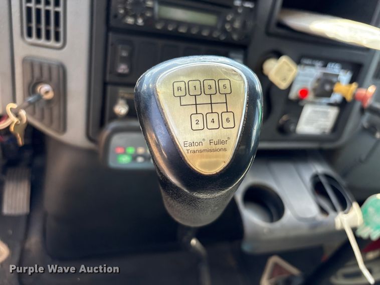 image for item EU0509 2005 International 4300 utility / service truck