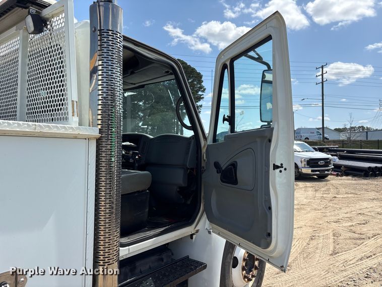 image for item EU0509 2005 International 4300 utility / service truck