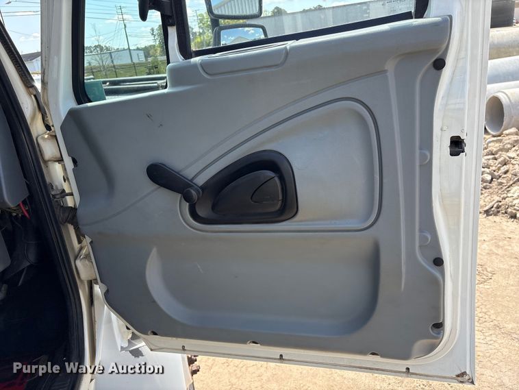 image for item EU0509 2005 International 4300 utility / service truck