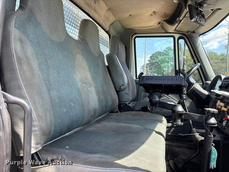 image for item EU0509 2005 International 4300 utility / service truck