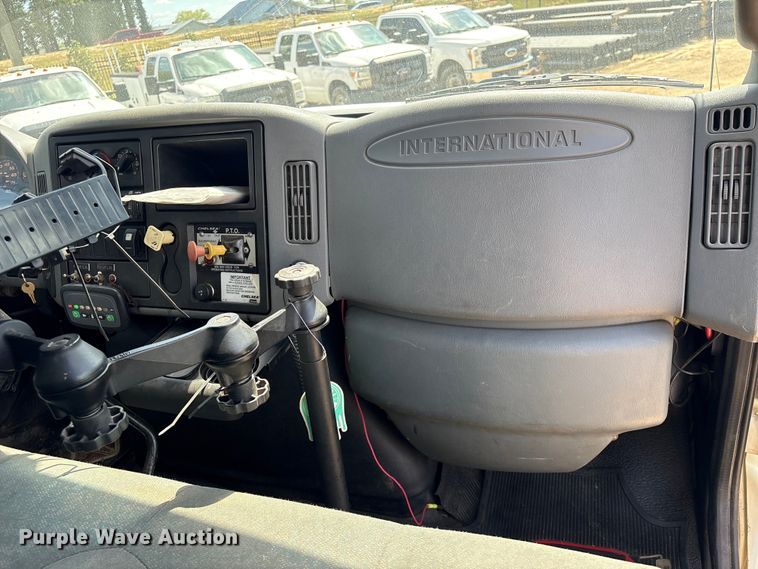 image for item EU0509 2005 International 4300 utility / service truck