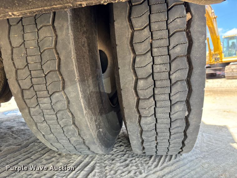 image for item EU0509 2005 International 4300 utility / service truck