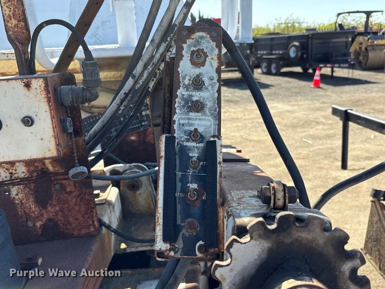 image for item EU8629 1996 Cedarapids CR551 paver