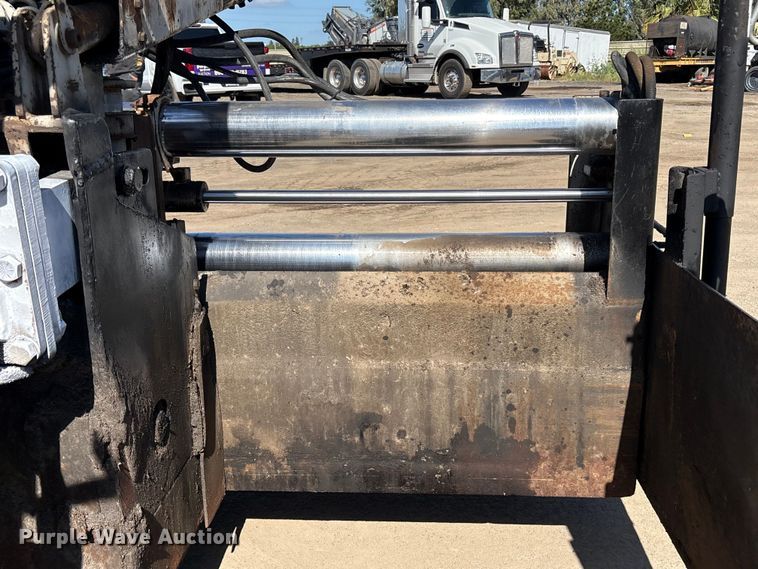 image for item EU8629 1996 Cedarapids CR551 paver