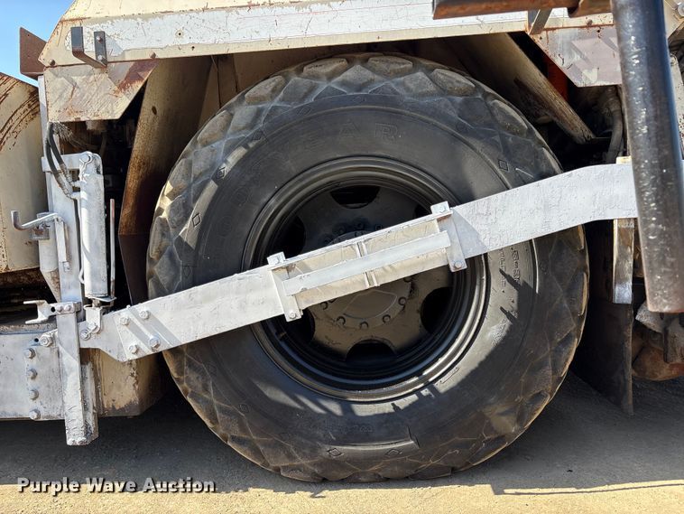 image for item EU8629 1996 Cedarapids CR551 paver