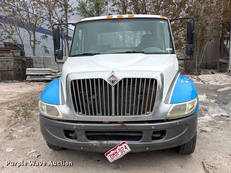 image for item EU8643 2004 International 4300 flatbed truck