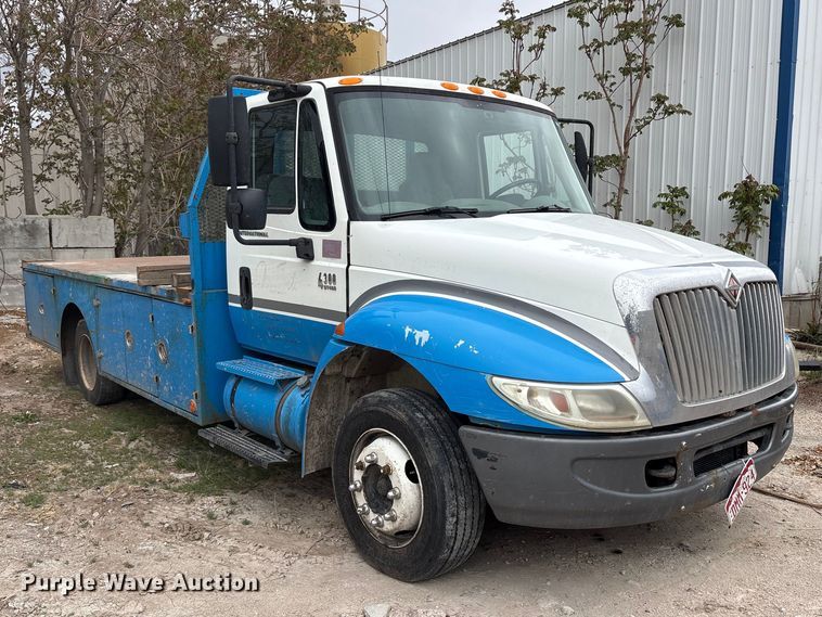 image for item EU8643 2004 International 4300 flatbed truck