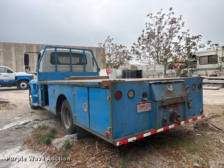 image for item EU8643 2004 International 4300 flatbed truck