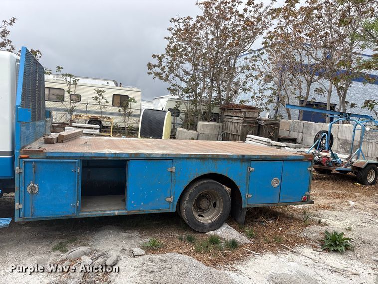 image for item EU8643 2004 International 4300 flatbed truck